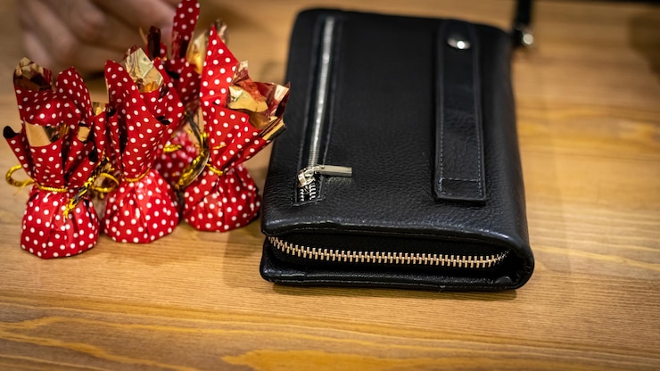 Photo close-up of leather wallet on table