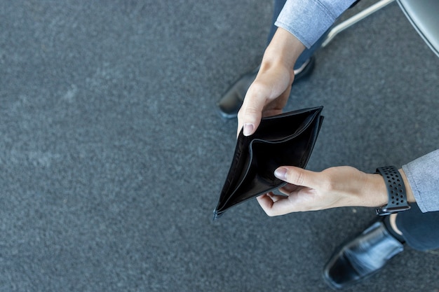 Close-up lege portemonnee geen geld in de handen van een man