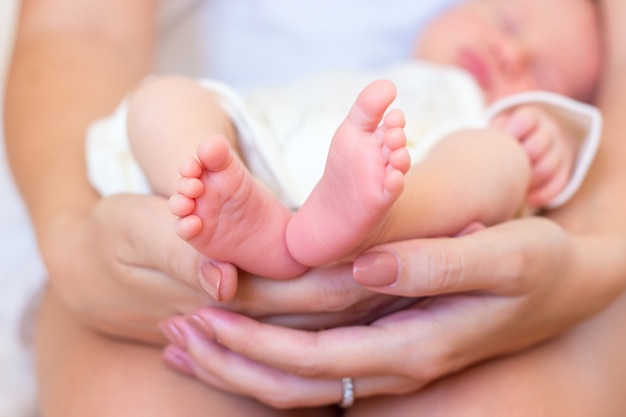 Primo piano delle gambe, maniglie del bambino.