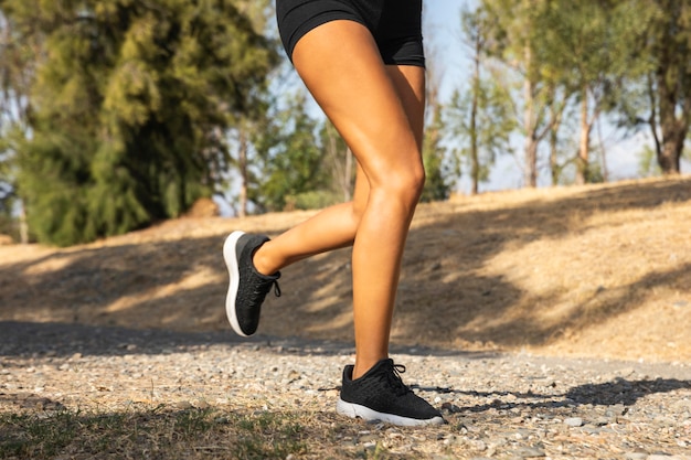 Foto gambe di primo piano in esecuzione all'aperto