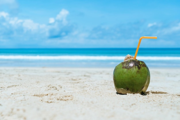 Foto close-up di un limone sulla spiaggia