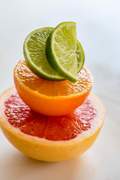 Photo close-up of lemon in plate