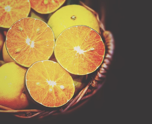 Photo close-up of lemon slice against black background