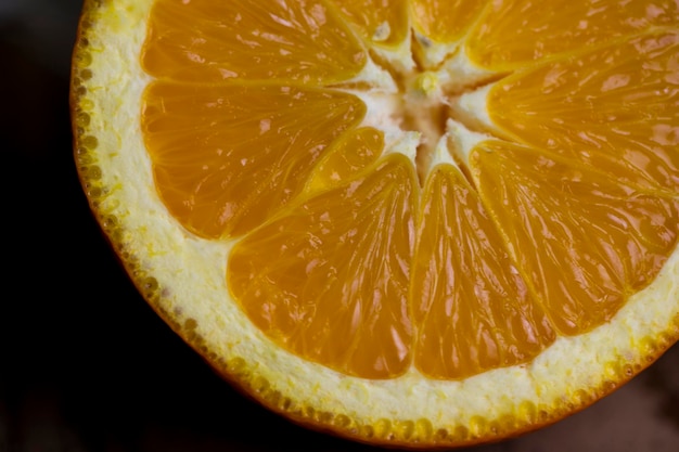 Foto close-up di una fetta di limone su uno sfondo nero