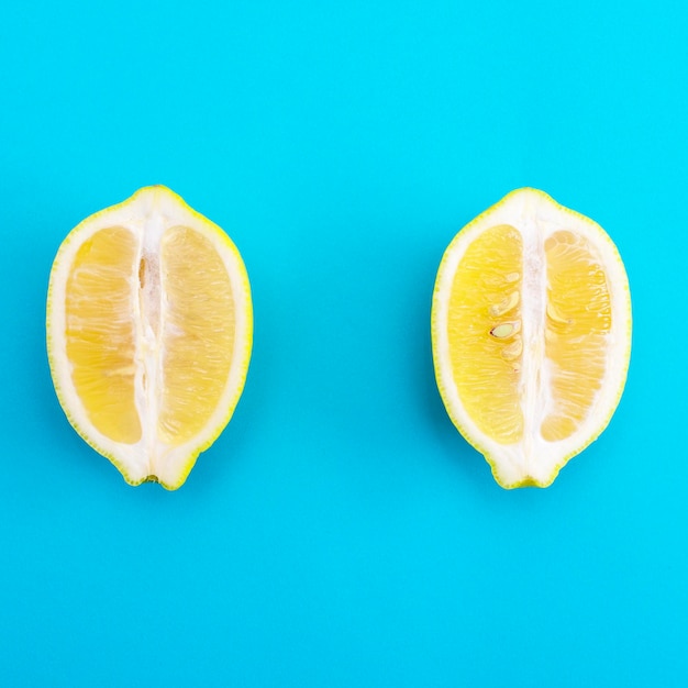 Photo close-up of lemon slice against blue background