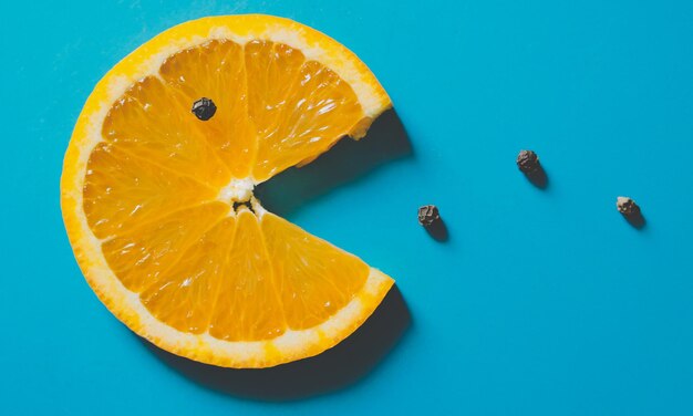 Photo close-up of lemon slice against blue sky