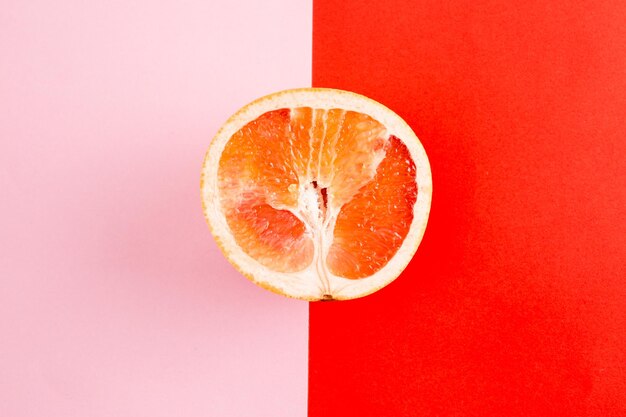 Photo close-up of lemon slice against orange background