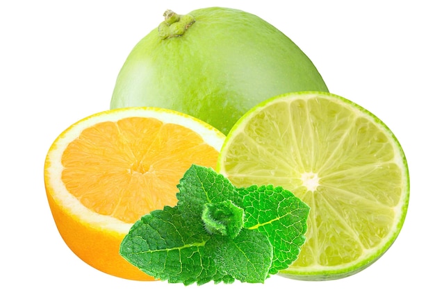 Foto close-up di una fetta di limone su uno sfondo bianco