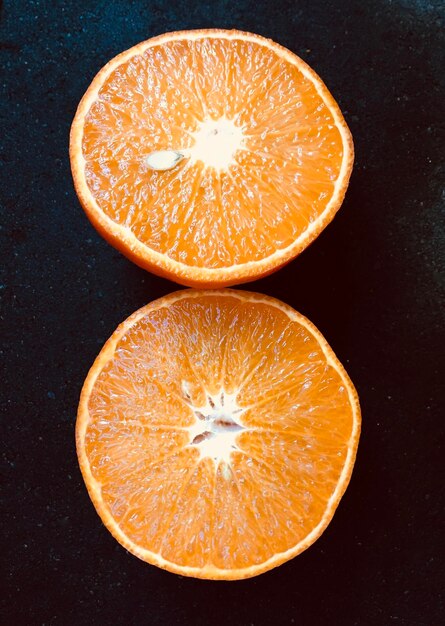 Photo close-up of lemon slice over black background