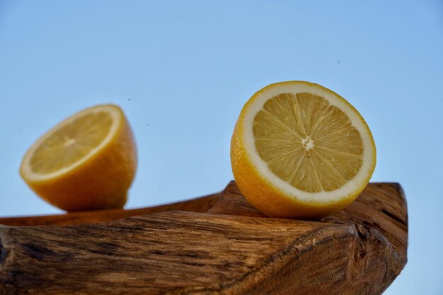 Foto prossimo piano di una fetta di limone sul tavolino da taglio