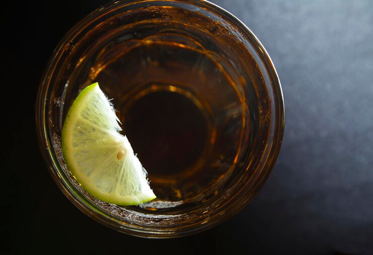 Photo close-up of lemon slice in drink on table