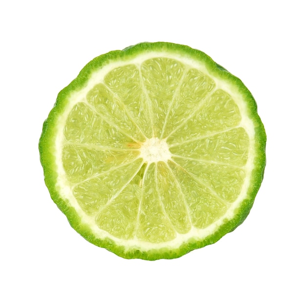 白い背景の上のレモン スライスのクローズ アップ
