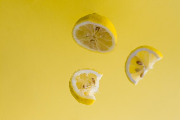 Photo close-up of lemon slice over yellow background