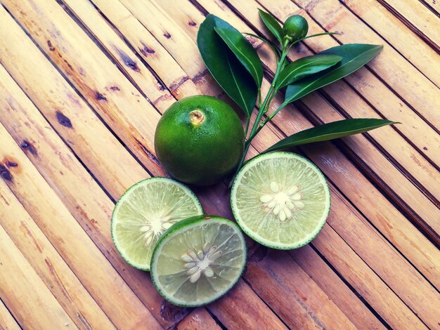 Photo close-up of lemon slices on table