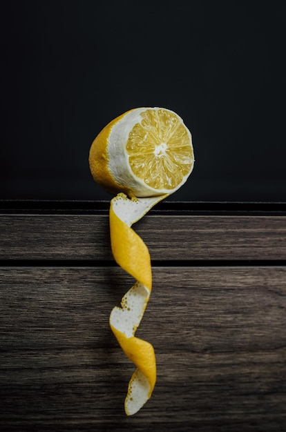 Foto close-up di fette di limone su tavola