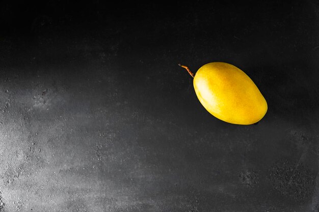 Foto close-up di un limone sul tavolo su uno sfondo nero