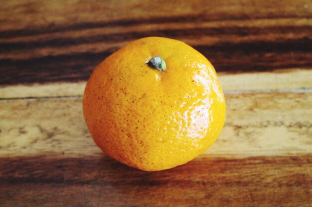 Photo close-up of lemon on table