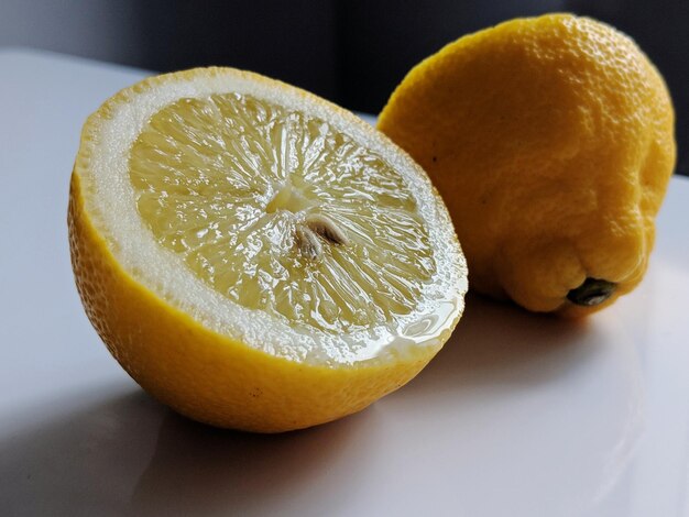 Foto prossimo piano del limone sul tavolo