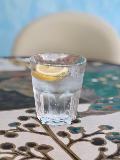 Photo close-up of lemonade on table