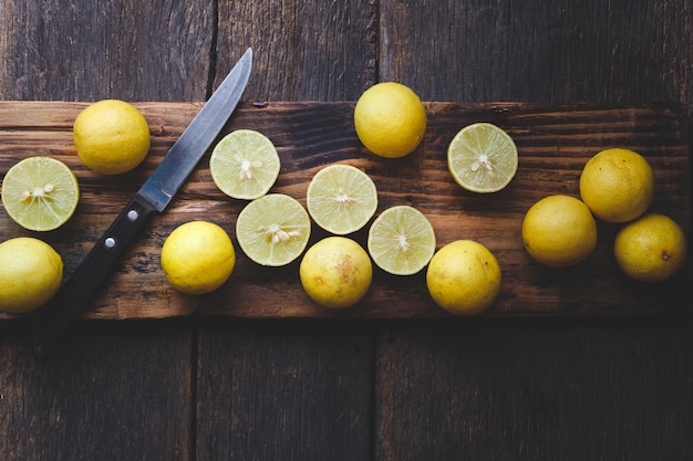 Foto close-up di limoni su un tavolo da taglio a tavola