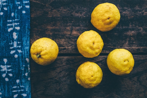 Photo close-up of lemons on table