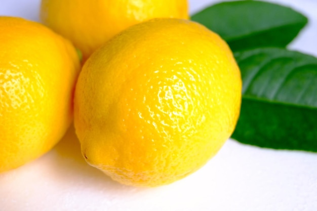 Foto close-up di limoni su tavola