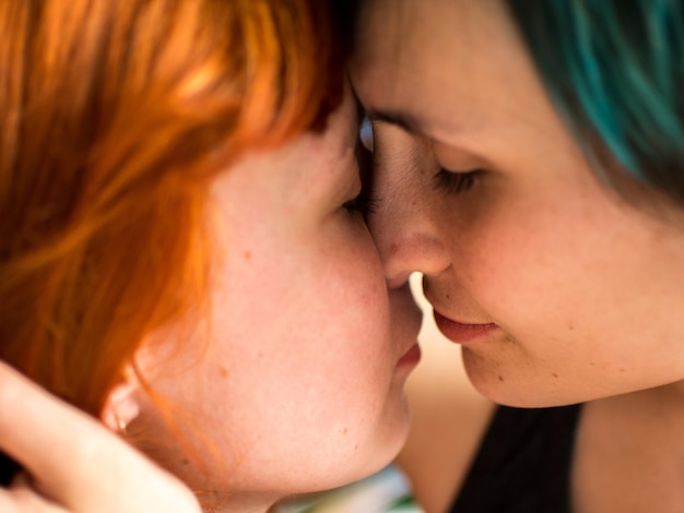 Photo close-up of lesbian couple kissing at home