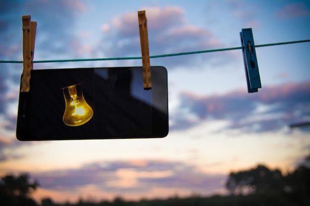 Foto close-up di una lampadina contro un cielo limpido