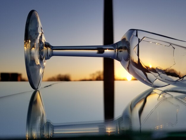 Photo close-up of light bulb against sky during sunset