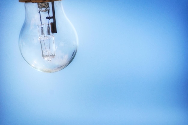 Foto close-up di una lampadina contro il cielo