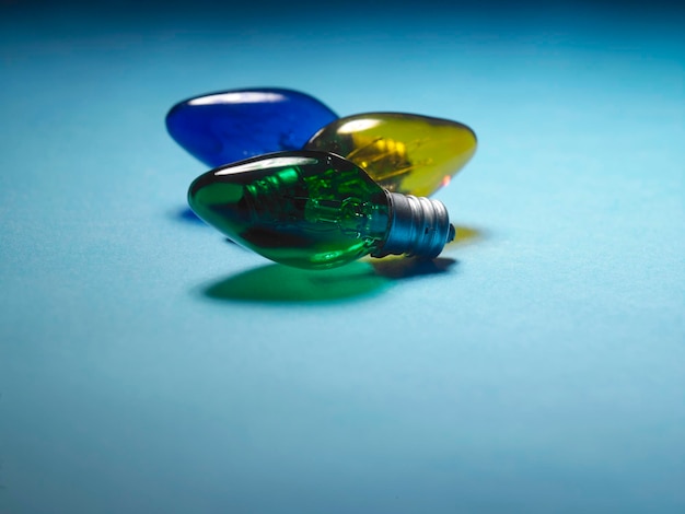 Photo close-up of light bulb over blue background