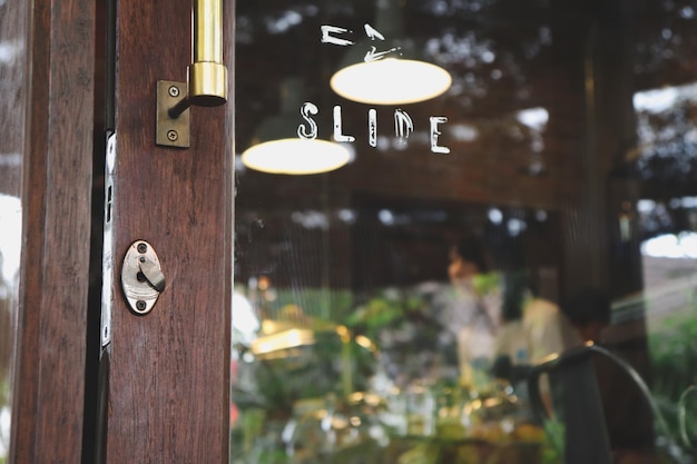 Photo close-up of light bulb hanging on door