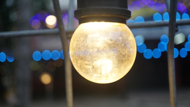 Foto close-up di una lampadina appesa di notte