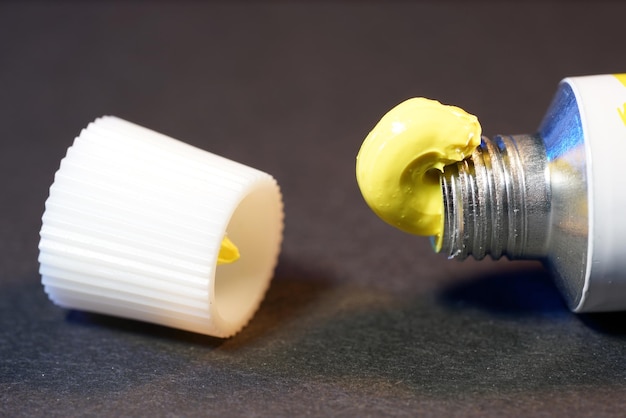 Foto close-up di una lampadina sul tavolo