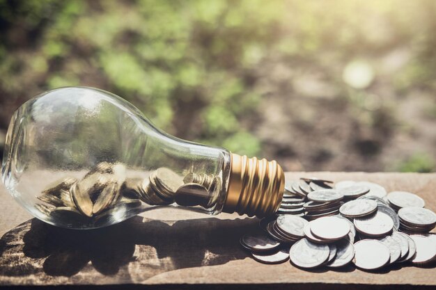 Photo close-up of light bulb on table