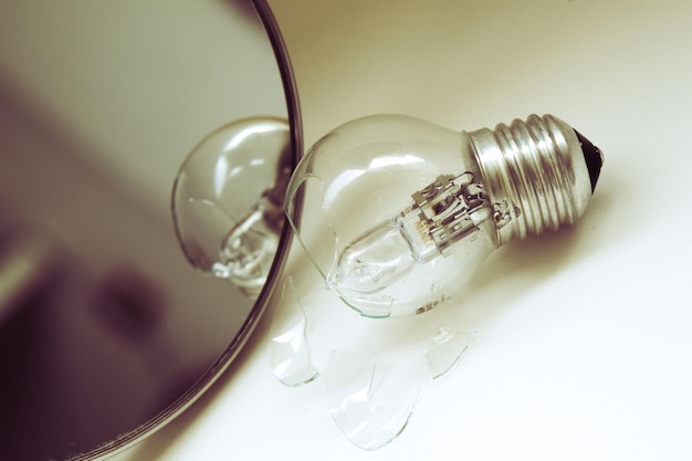 Foto close-up di una lampadina sul tavolo