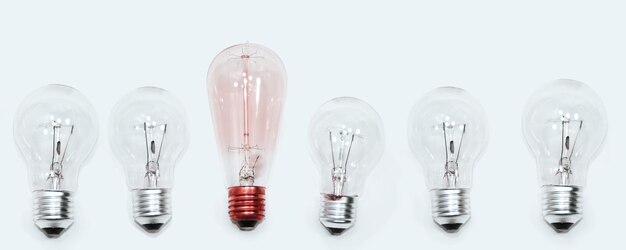 白い背景に対する電球のクローズアップ