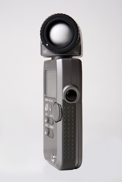Foto close-up del misuratore di luce su sfondo bianco