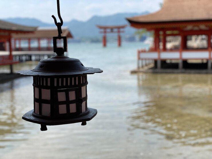 Photo 空に照らされた灯台のクローズアップ