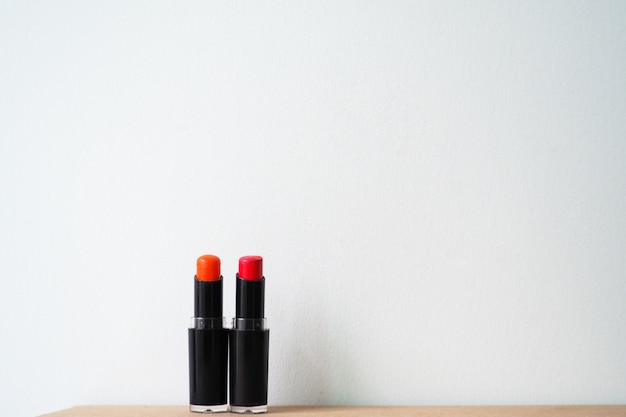 Close-up lippenstift op tafel.