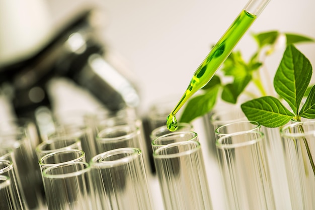 Foto prossimo piano di pipettaggio liquido in proiettili in laboratorio