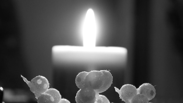Foto close-up di una candela accesa in camera oscura
