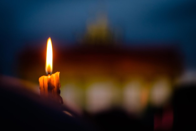 Photo close-up of lit candle in fire