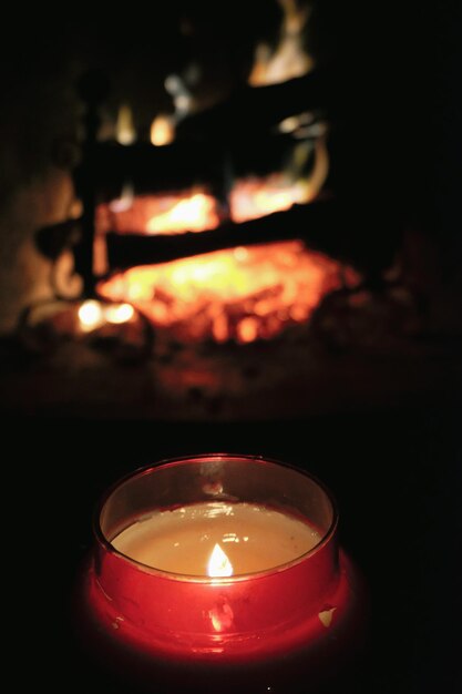 Photo close-up of lit candle