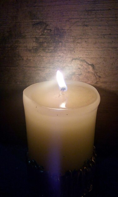 Photo close-up of lit candle