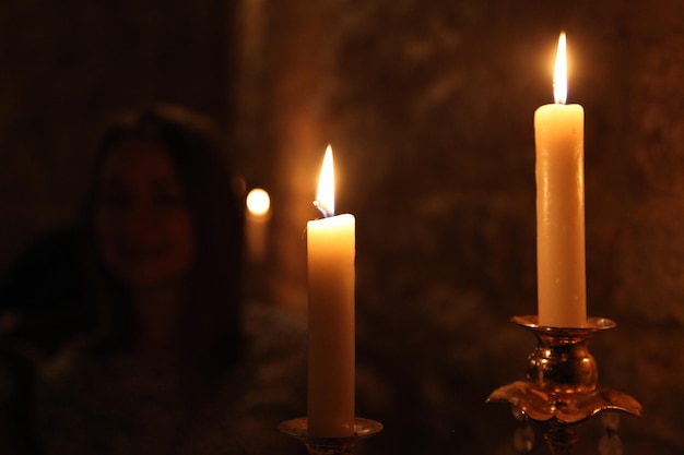 Foto close-up di candele accese in camera oscura