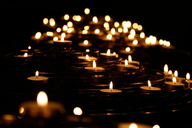 Photo close-up of lit candles in row