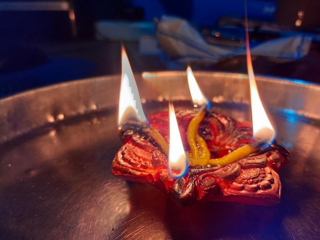 Photo close-up of lit candles on table