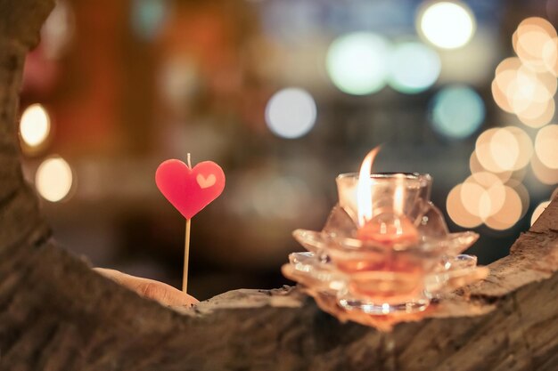 Photo close-up of lit candles on table