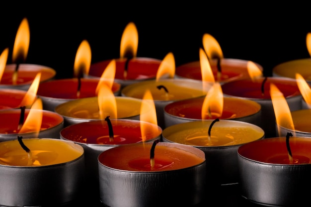 Foto close-up di candele accese sul tavolo